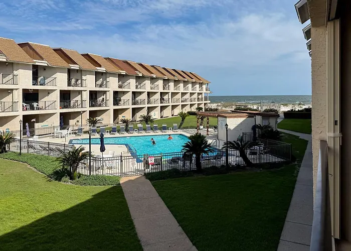 Holiday home Spacious With Views Of The Gulf Near Beaches Features Shared Pool