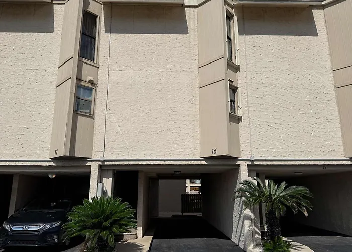 Spacious With Views Of The Gulf Near Beaches Features Shared Pool