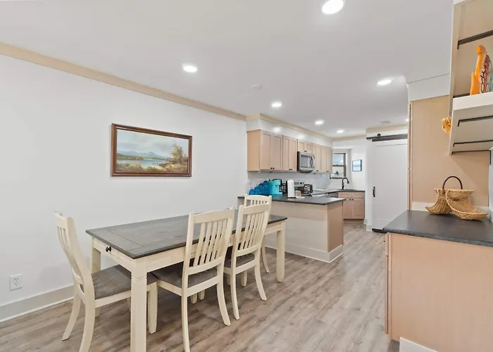 Spacious With Views Of The Gulf Near Beaches Features Shared Pool