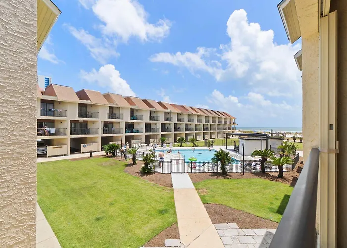 Spacious With Views Of The Gulf Near Beaches Features Shared Pool